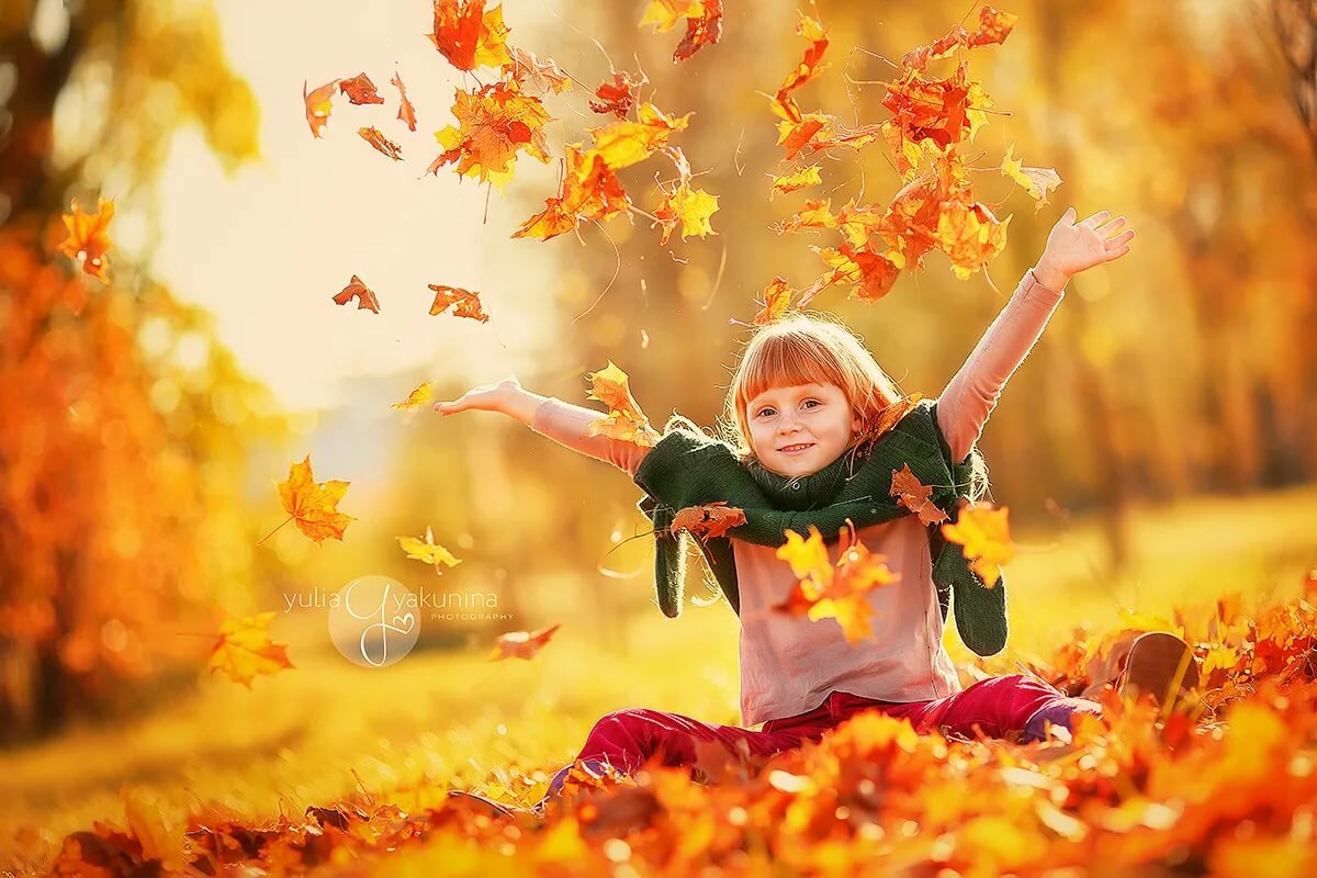 Он любит играть листьями. Радостная осень. Осень для детей. Осень дети радость. Листья для детей.